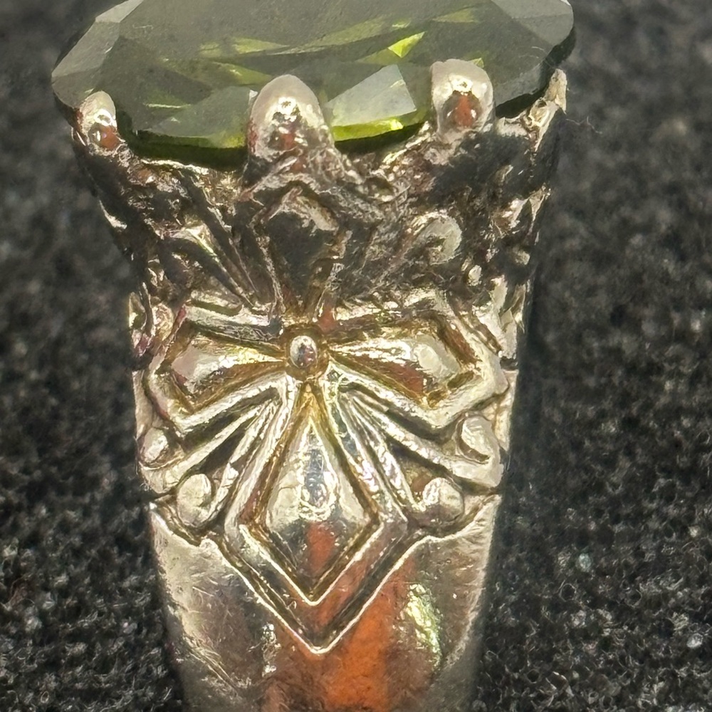 Peridot Gemstone Silver Ring - Picture 5 of 9
